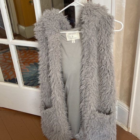 Ashley by 26 Faux Fur Vest - Picture 6 of 6